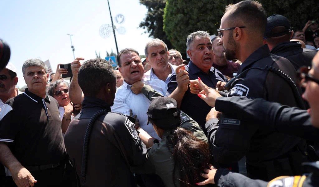 شرطة الاحتلال الإسرائيلي تعتدي على متظاهرين فلسطينيين وتعتقل عدداً منهم