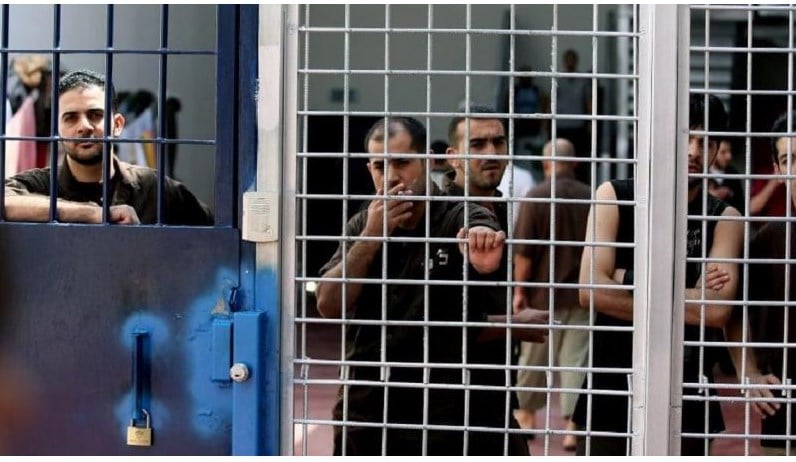 الاحتلال يعتقل أكثر من 100 فلسطيني.. كارثة إنسانية في السجون