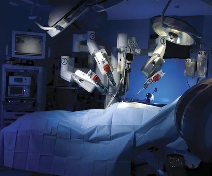 روبوت طبي روسي يساعد في عملية جراحيةة (أرشيفية)