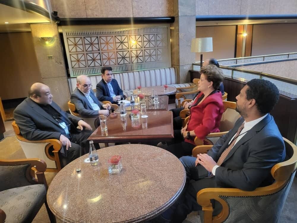 وزیر الخارجية لشؤون الدبلوماسیة الاقتصادية الإيراني، مهدي صفري، خلال اجتماع علی هامش قمة 