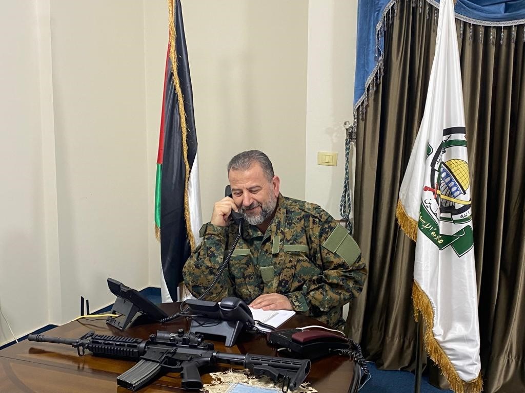 بعد تهديد نتنياهو باغتياله.. صالح العاروري يظهر مرتدياً الزي العسكري وأمامه بندقيته