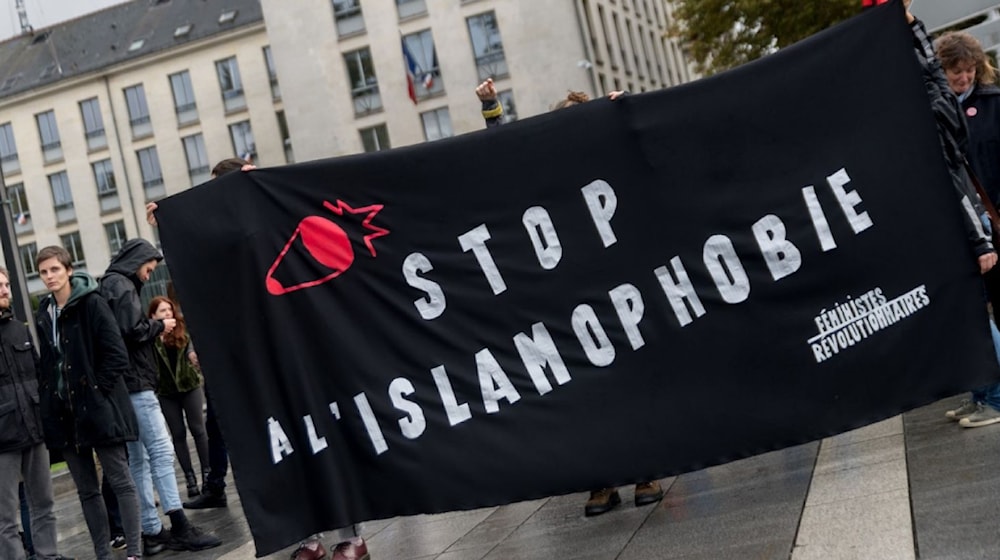 جون لوك ميلونشون عن حظر ارتداء العباءة: حرب دينية سخيفة حول لباس المرأة