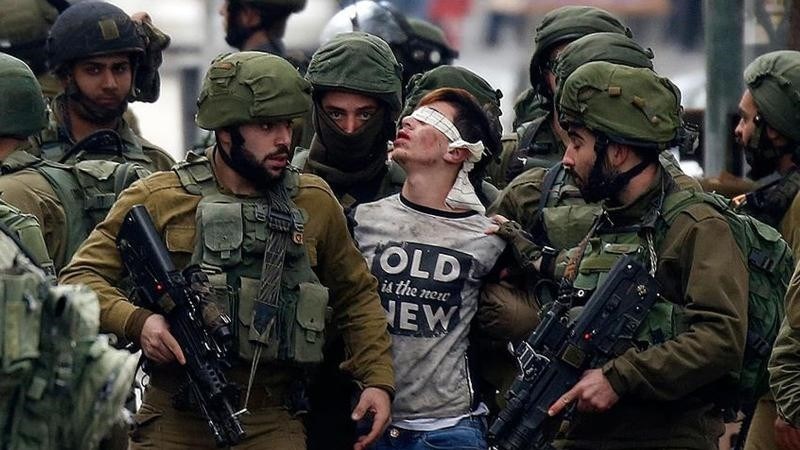قوات الاحتلال تعتقل الطفل الفلسطيني فوزي الجنيدي (أرشيف)