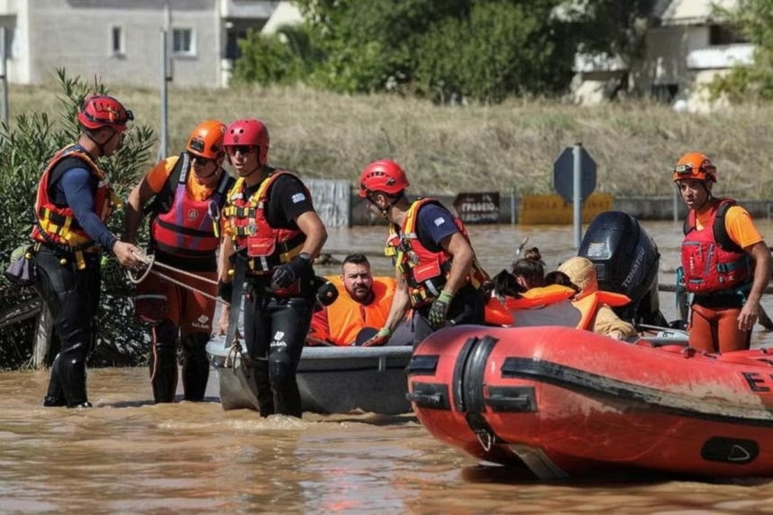 فرق الانقاذ اليونانية عثرت على جثة إمرأة ورجلين ليرتفع عدد القتلى إلى 14 جراء العاصفة دانيال