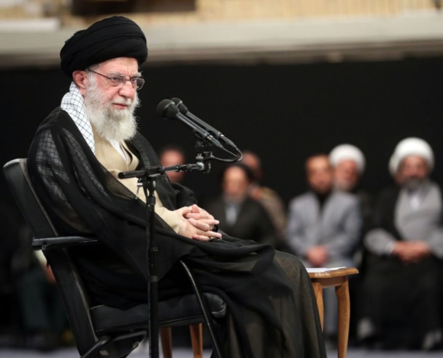 قائد الثورة والجمهورية الإسلامية في إيران السيد علي خامنئي خلال استقباله حشوداً من أهالي المحافظات