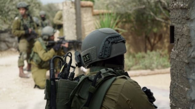 قوات إسرائيلية تشارك في عمليات في قرية شويكة الواقعة في شمال الضفة الغربية 