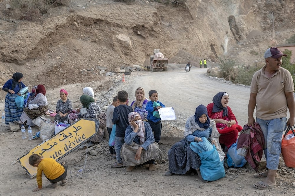 المغربيون يحاولون لملمة جراحهم بعد أن فقد الكثير من سكان المنطقة المنكوبة أقاربهم ومنازلهم (أ ف ب)