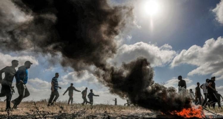 المتظاهرون الفلسطينيون يشعلون الإطارات المطاطية ويطلقون دفعة جديدة من البالونات الحارقة باتجاه مستوطنات غلاف غزة