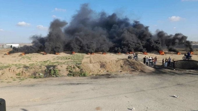 المواجهات بين الفلسطينيين والاحتلال تتواصل على طول السياج الشائك في قطاع غزة