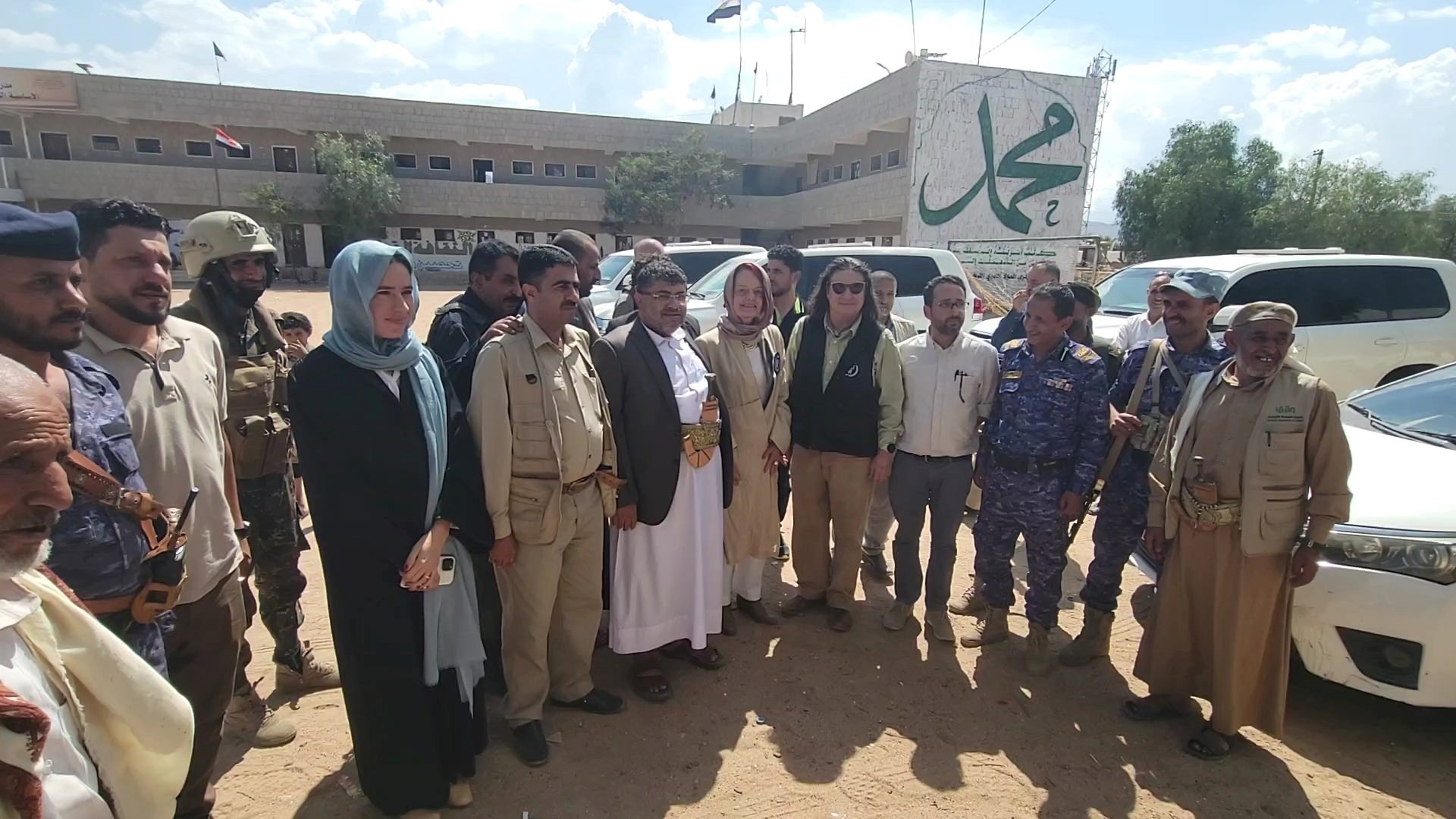 عضو المجلس السياسي الأعلى في اليمن محمد علي الحوثي مع المديرة الإقليمية لبرنامج الأغذية العالمي في منطقة الشرق الأوسط وشمال أفريقيا كورين فلايشر