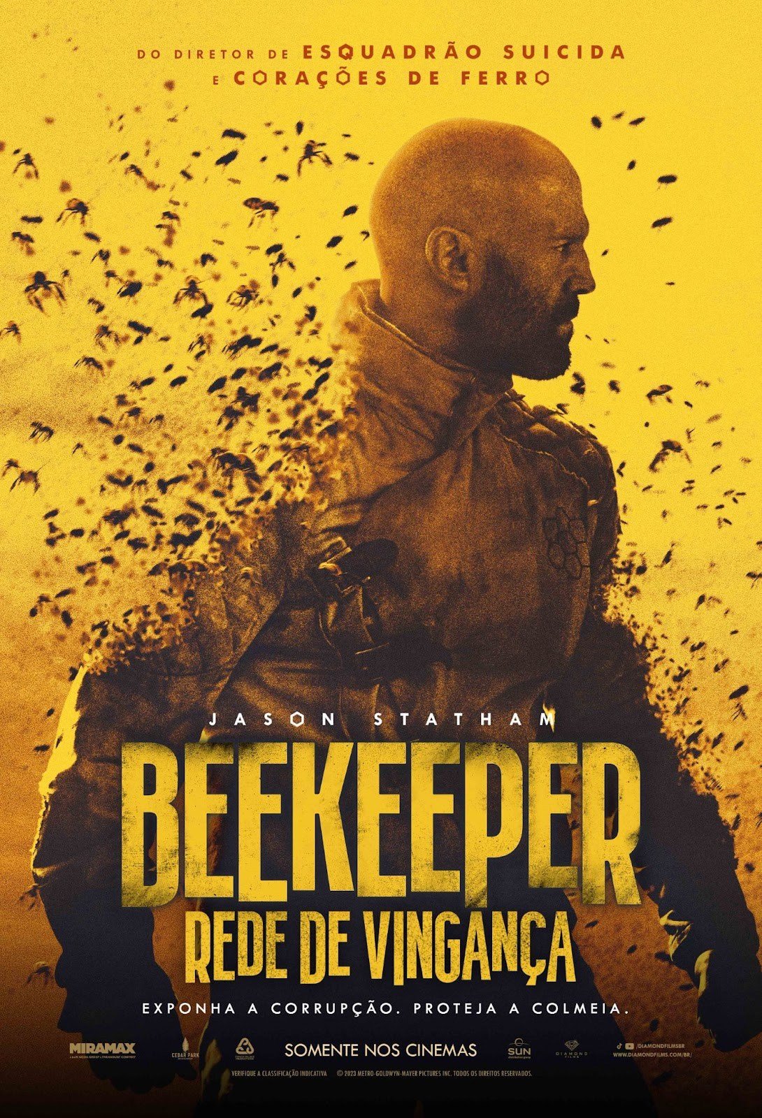 The beekeeper: الملصق ويبدو ستاثام وسط قفير من النحل