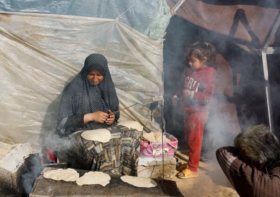 امرأة فلسطينية تخبز الخبز بأدوات بدائية في قطاع غزّة (أرشيف)