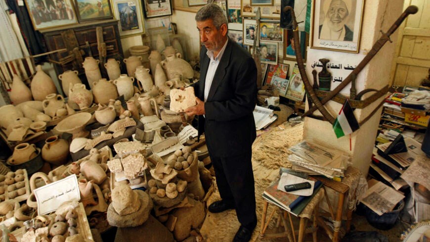  الاحتلال يسرق آلاف القطع الأثرية النادرة في غزة (صورة أرشيفية)