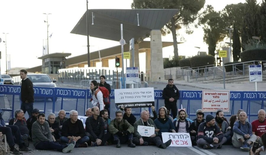 متظاهرون إسرائيليون يغلقون المدخل الرئيسي للكنيست اليوم الاثنين (إعلام إسرائيلي)