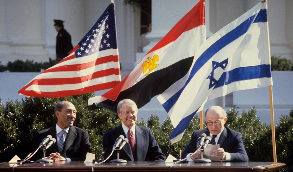 الرئيس الأميركي جيمي كارتر مع الرئيس المصري أنور السادات ورئيس الوزراء الإسرائيلي مناحيم بيغن (1979).