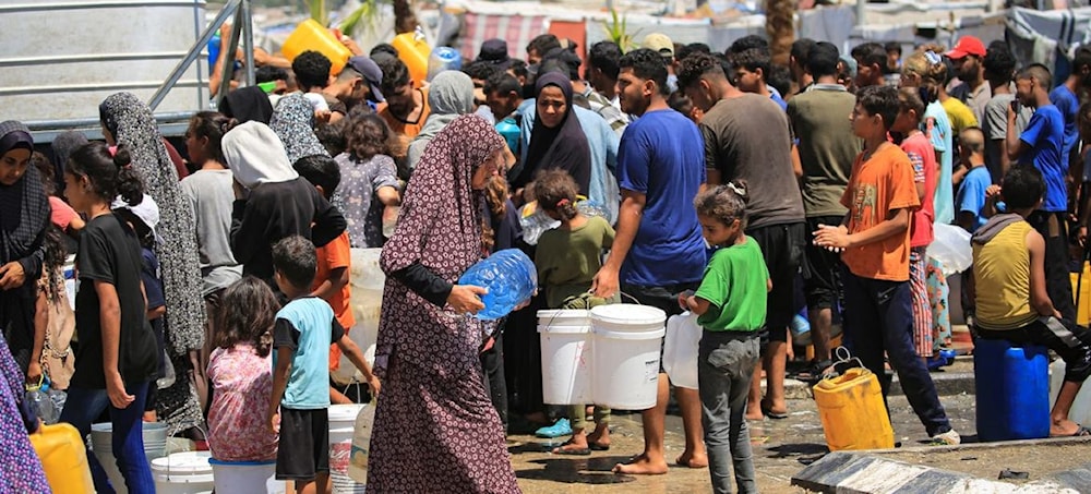 فلسطينيون يحصلون على الماء من منشأة مدعومة من منظمة الأمم المتحدة للطفولة 