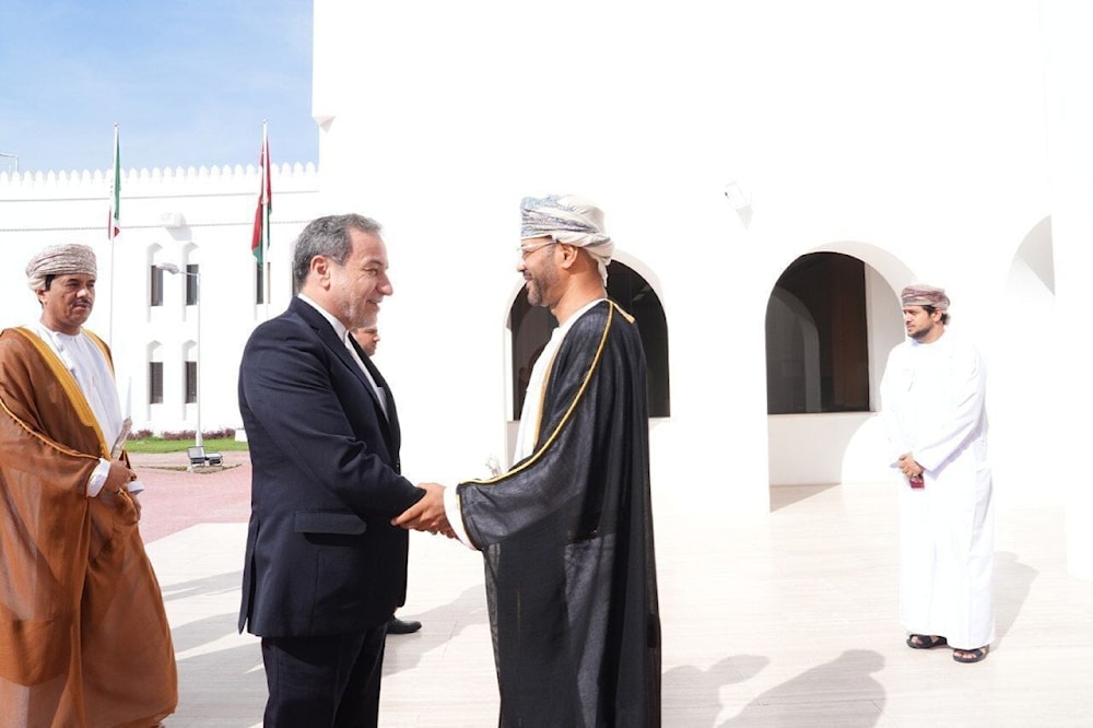 وزير الخارجية العماني بدر بن حمد البوسعيدي يستقبل نظيره الإيراني عباس عراقتشي في مسقط (إرنا)  