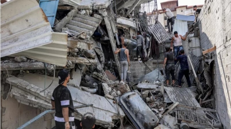 فلسطينيون يحاولون إنقاذ الناجين من تحت أنقاض غارة إسرائيلية في جباليا شمالي قطاع غزة 15 أكتوبر 2024 (أ ف ب)