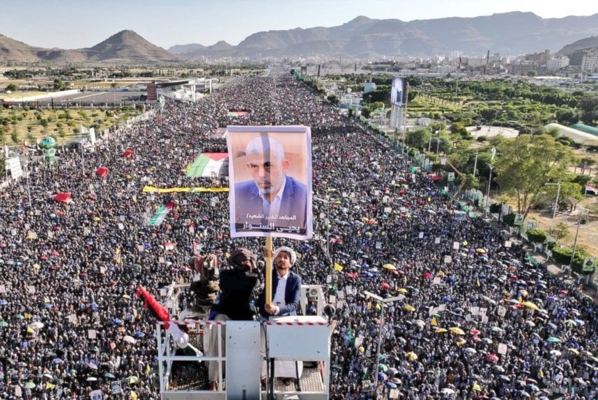 صورة الشهيد القائد يحيى السنوار في ميدان السبعين في العاصمة صنعاء اليوم (وسائل التواصل الاجتماعي)