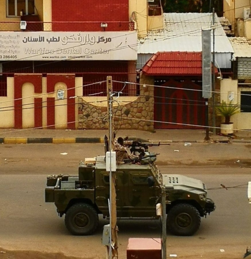 صورة لناقلة جند مدرعة في الخرطوم بالسودان مثبّت عليها نظام 