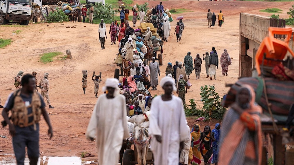 سودانيون فروا من الصراع في دارفور وهم يعبرون الحدود بين السودان وتشاد (آب 2023)