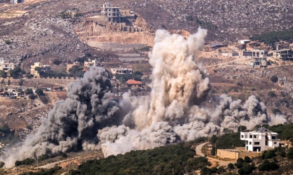 غارة إسرائيلية عنيفة على بلدة حاريص في قضاء بنت جبيل (أرشيفية)