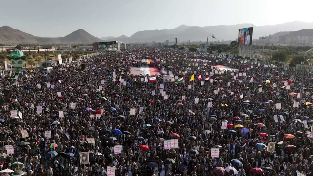 جانب من المسيرة المليونية في ميدان السبعين في العاصمة اليمنية، صنعاء، الجمعة، الـ27 من كانون الأول/ديسمبر 2024، وكالات)