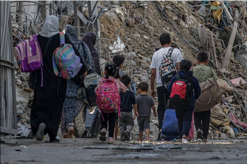  آلاف النازحين الفلسطينيين يعانون من أوضاع صعبة جداً في شارع صلاح الدين وسط قطاع غزة