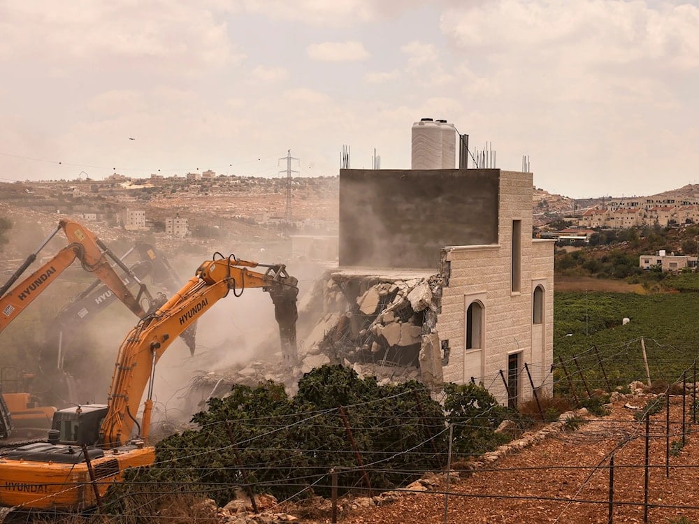 جرافات الاحتلال تهدم منزلاً فلسطينياً في الضفة الغربية