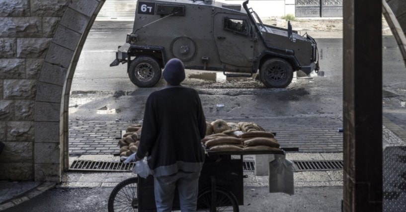 الاحتلال ينفذ اقتحامات في الضفة ويجبر فلسطينيين على توقيع بعدم دخول المسجد الأقصى في شهر رمضان