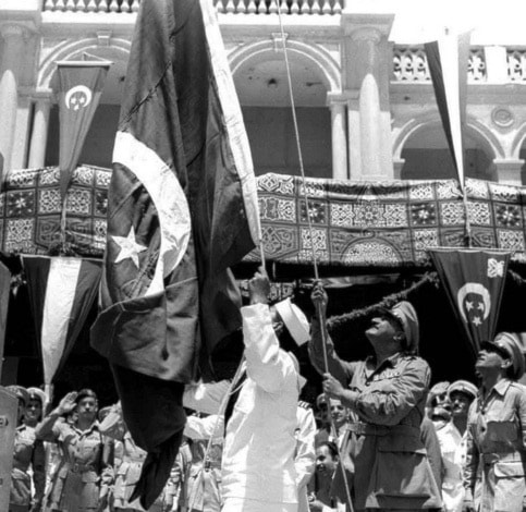 جمال عبد الناصر يرفع العلم المصري على مبنى البحرية 