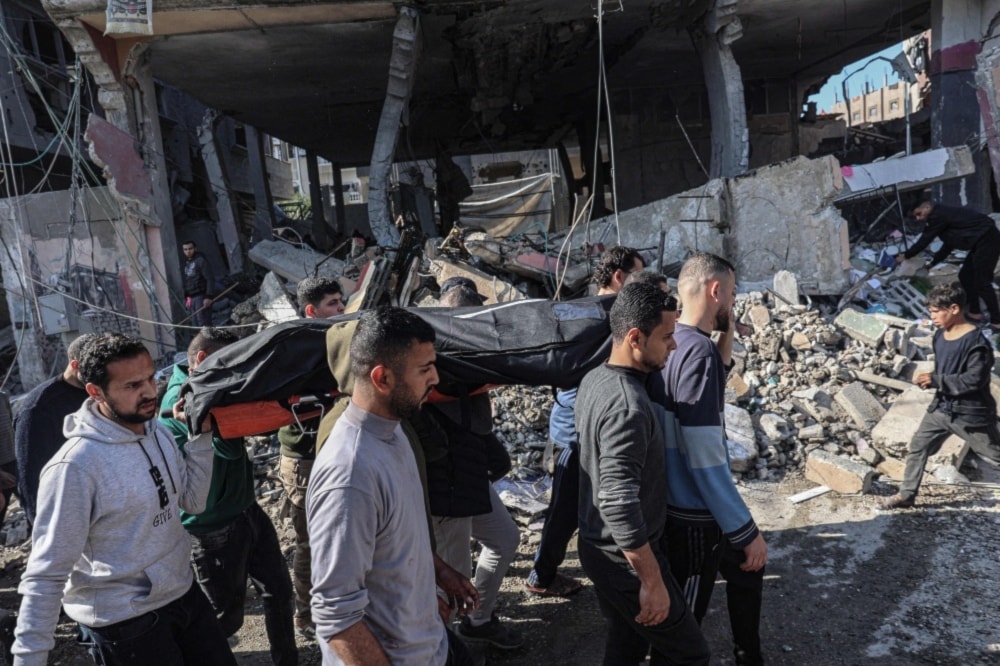 فلسطينيون يشيعون أحد شهداء القصف الإسرائيلي في غزة
