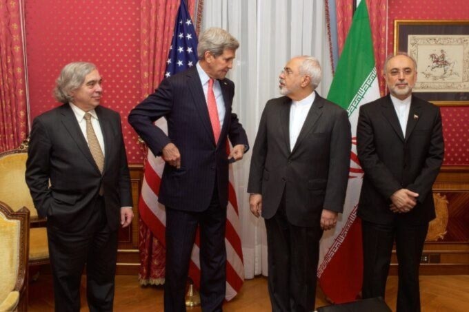 صورة أرشيفية لوزيري الخارجية الإيراني والأميركي خلال المفاوضات النووية عام 2015