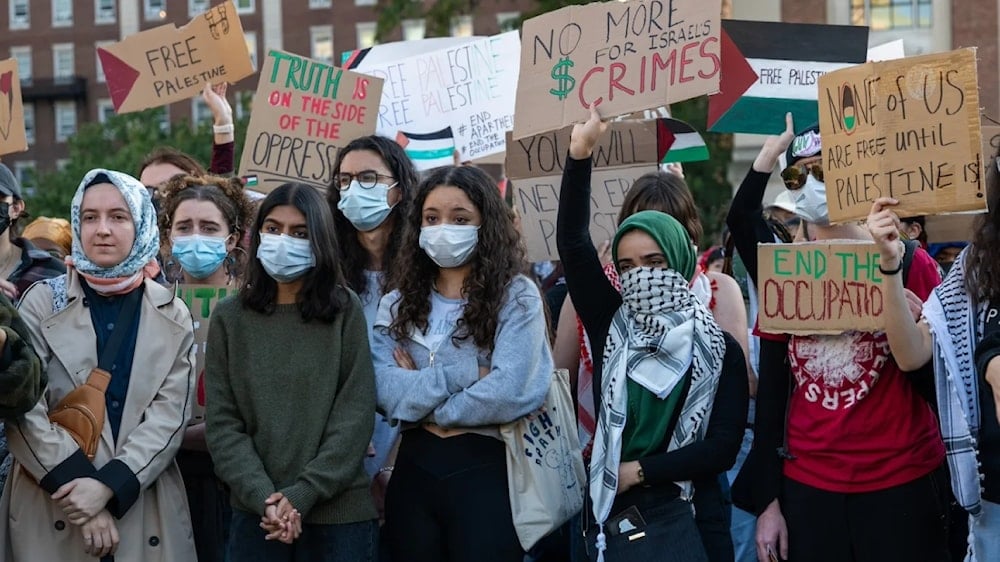 طلاب جامعة كولومبيا يشاركون في مسيرة لدعم فلسطين في الجامعة في مدينة نيويورك (صحيفة ذا هيل) 