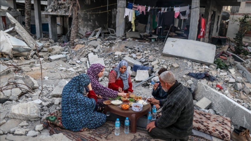 عائلة فلسطينية تتناول وجبة الافطار في رمضان فوق أنقاض منزلها (أرشيف)