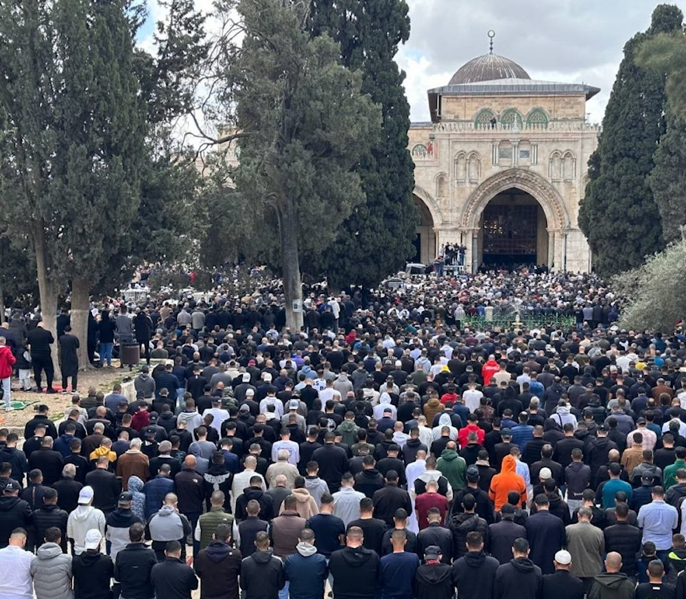 رغم تقييدات الاحتلال.. الفلسطينون يصلون في المسجد الأقصى في الجمعة الأولى من رمضان