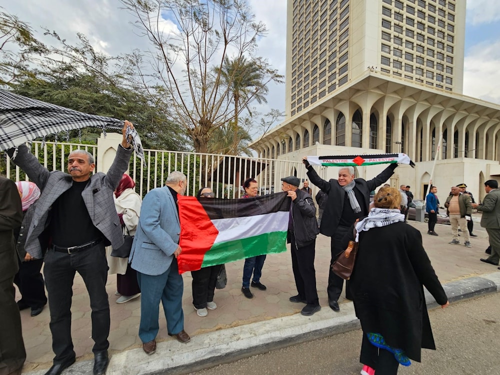 مؤسس حزب الكرامة حمدين صباحي شارك في وقفة رمزية لنصرة غزّة أمام مقر وزارة الخارجية المصرية