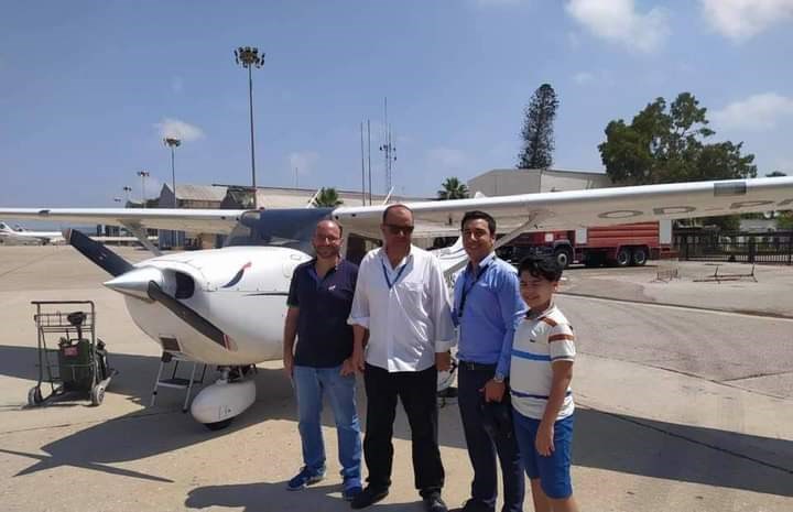 مصطفى في صور لعمرين مختلفين داخل حرم المطار