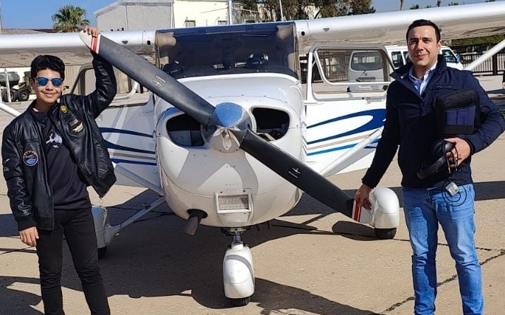 مصطفى في صور لعمرين مختلفين داخل حرم المطار