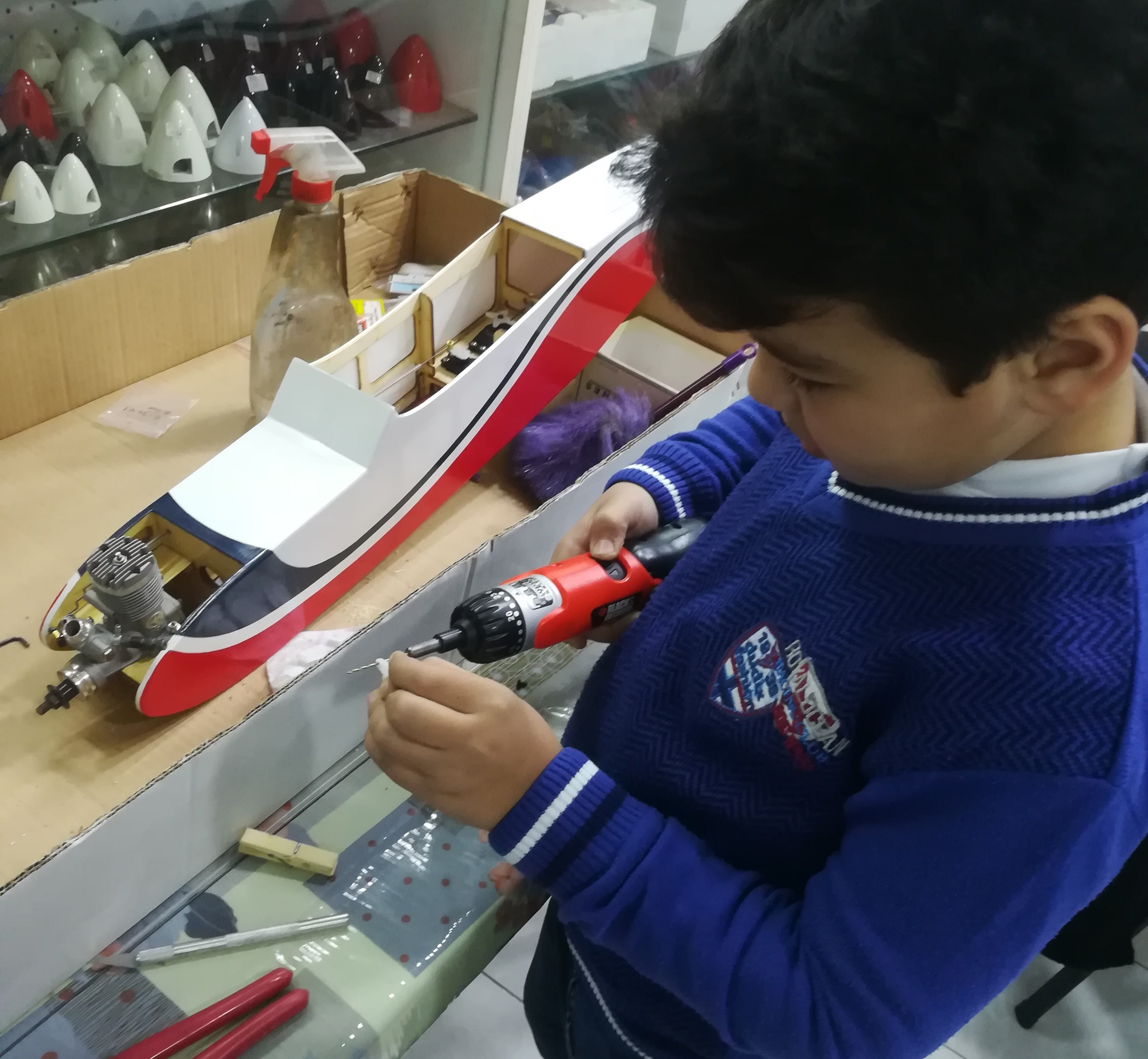 خلال عمله لتصنيع طائرة بنزين نموذجية