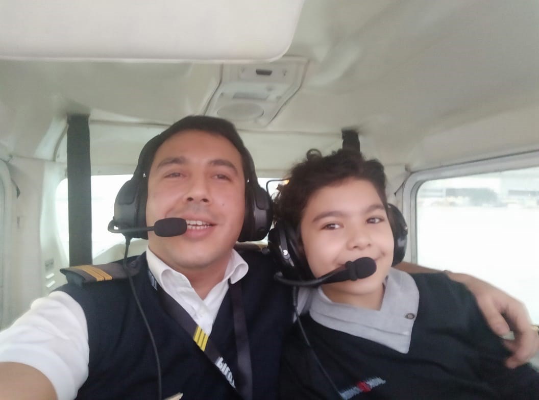 الكابتن والطيار العالمي مع التنير في الجو