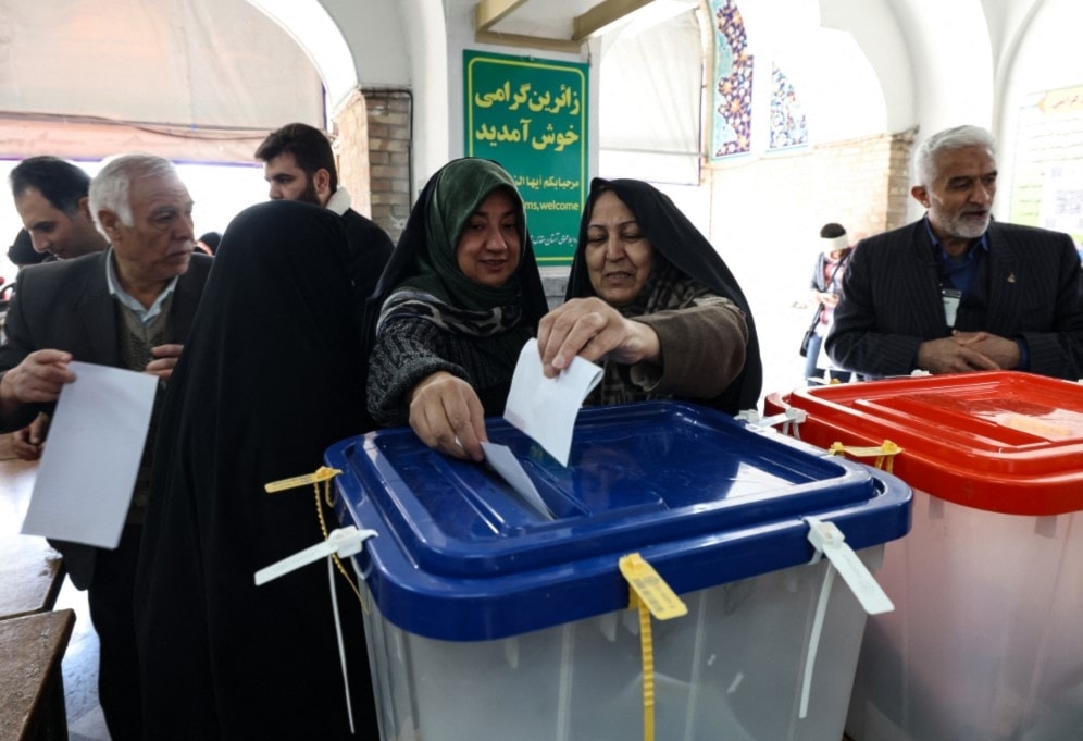 نساء إيرانيات يدلين بأصواتهن في مركز اقتراع خلال الانتخابات التشريعية الإيرانية - طهران 1 آذار/مارس 2024 (أ ف ب)