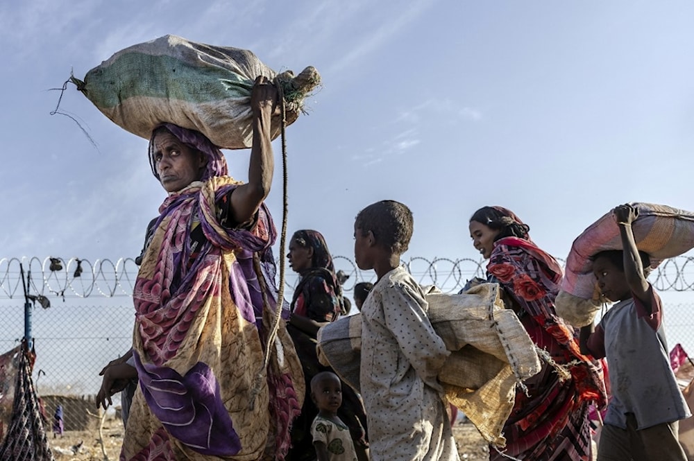 لاجئة سودانية مع عائلتها في منطقة الرنك جنوب السودان (أ ف ب)