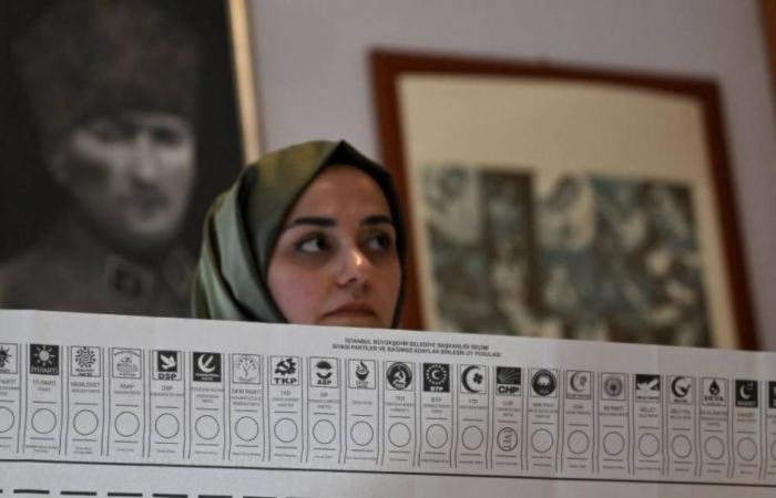 سيدة تشارك في انتخابات البلدية في تركيا 31 آذار/مارس
