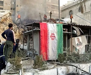 Ιρανική σημαία στον τόπο της ισραηλινής επιδρομής που είχε ως στόχο το ιρανικό προξενείο στη Δαμασκό (πρακτορεία)