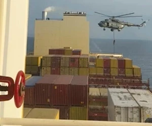 Αυτή η εικόνα είναι από ένα βίντεο που παρασχέθηκε στο Associated Press από έναν αξιωματούχο της Άμυνας της Μέσης Ανατολής που δείχνει ένα χτύπημα ελικοπτέρου με στόχο ένα πλοίο κοντά στα στενά του Ορμούζ στις 13 Απριλίου (AP)