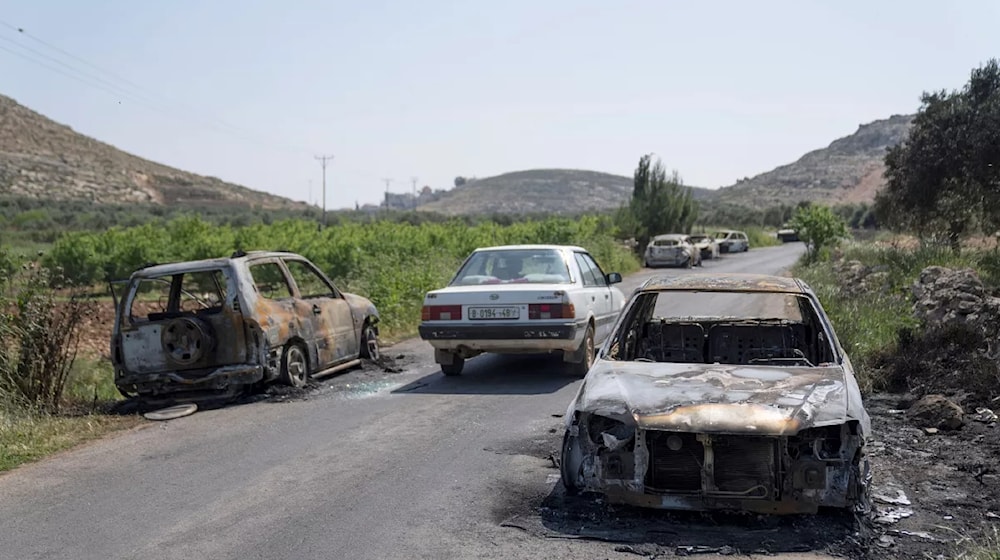 مركبات تابعة للفلسطينيين أحرقها المستوطنون في بلدة المغيّر بالضفة المحتلة (أرشيفية)