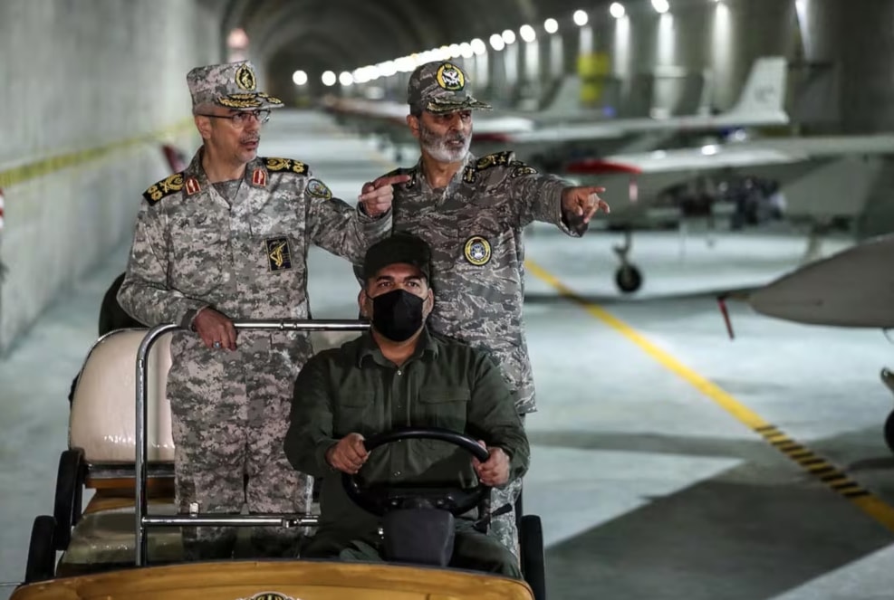 رئيس أركان القوات المسلحة الإيرانية والقائد الأعلى للجيش، في زيارة إلى قاعدة تحت الأرض للطائرات المسيّرة (فرانس برس)