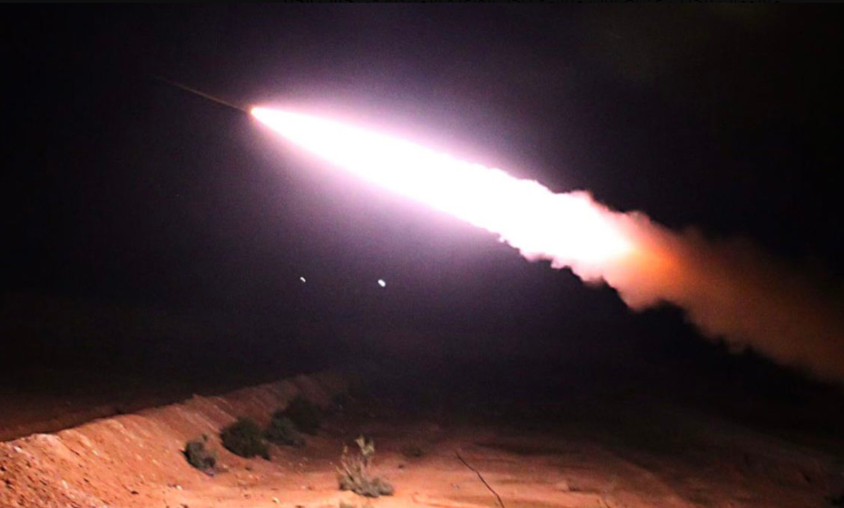 استهداف أهم قاعدتين عسكريتين أميركيتين في الشرق السوري بصواريخ ومسيرات