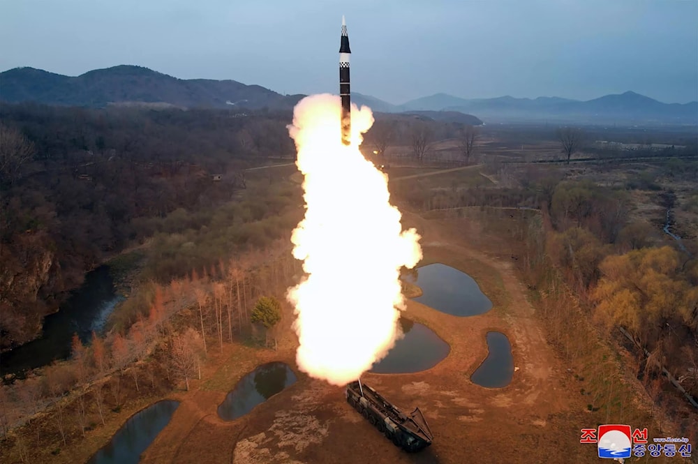 صورة وزّعتها وكالة الأنباء الكورية الشمالية الرسمية تظهر تجربة إطلاق صاروخية في 2 نيسان/أبريل 2024